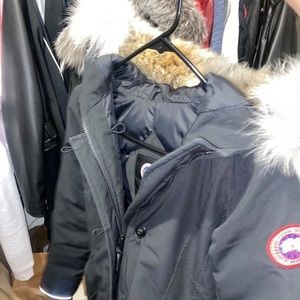 Hi , I’ll be selling an canda goose fur coat , great condition still